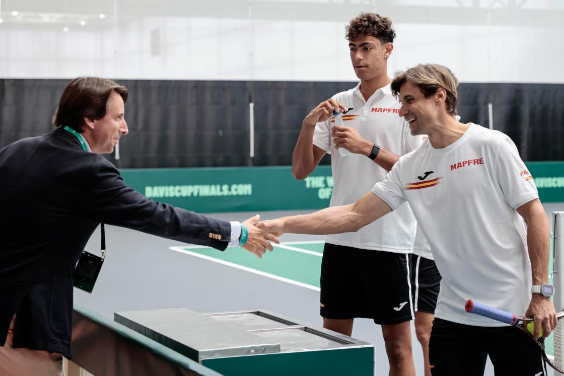 València, 13/09/2023.- Aurelio García (i), responsable de Marketing y Comunicación de Lexus España, saluda a David Ferrer. La marca de automóviles Lexus, uno de los patrocinadores de la Copa Davis 2023, ha puesto sobre la pista más de treinta vehículos para transportar a los tenistas y al personal técnico de las selecciones que participan en la fase de grupos del torneo internacional, que se celebra de manera simultánea hasta el 17 de septiembre en València, Bolonia, Mánchester y Split. En 2022, la celebración de la Copa Davis en la capital del Turia generó un impacto económico de nueve millones de euros en la ciudad con más de diecisiete mil pernoctaciones hoteleras.EFE/ Ana Escobar