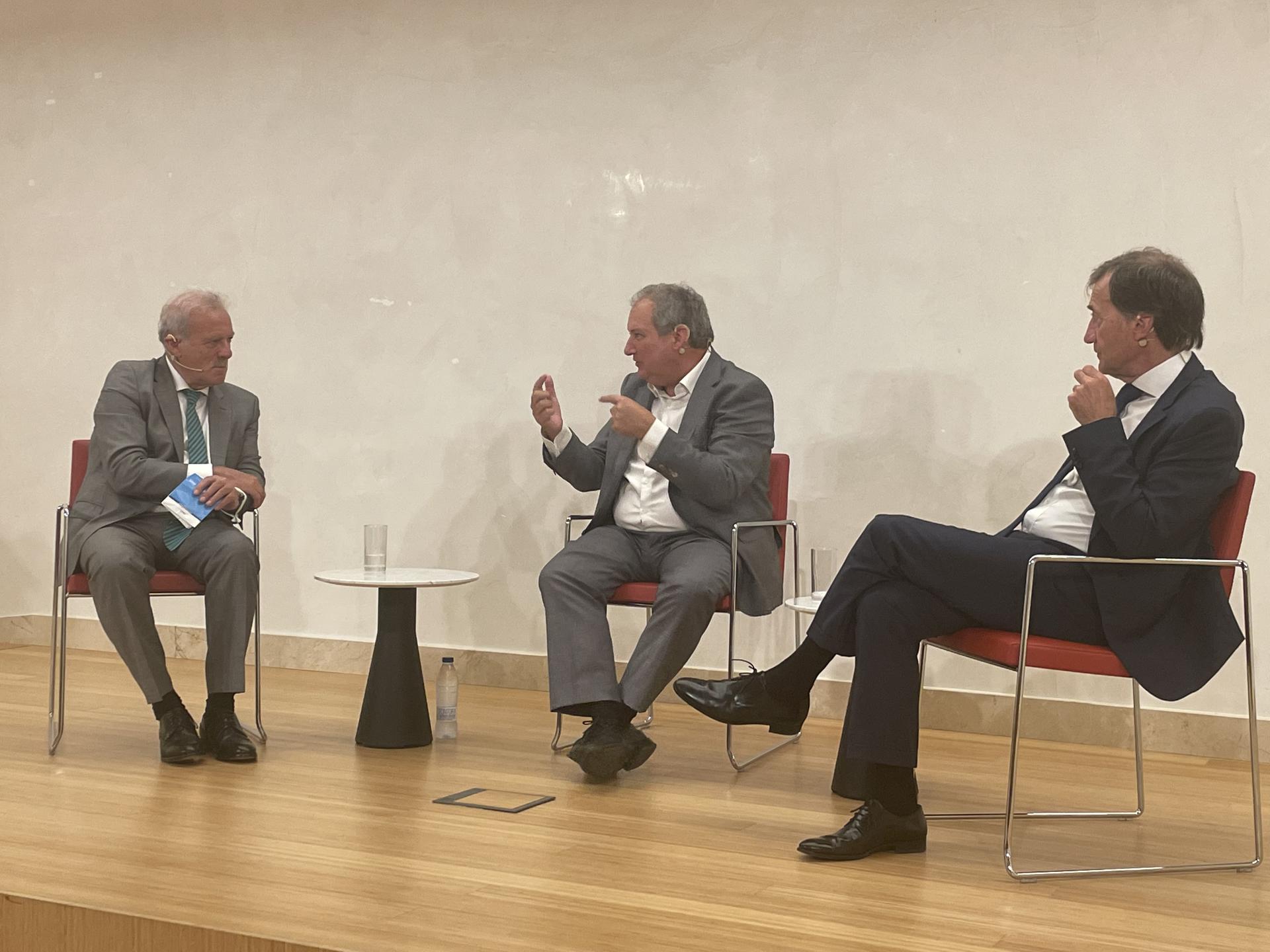 El presidente de Hispasat, Jordi Hereu (c), ha afirmado hoy que la digitalización es una herramienta imprescindible en el combate por el reequilibrio territorial de España, durante su intervención en un nuevo evento del Foro Next Educación y la Universidad Isabel I. EFE/NEXT EDUCACIÓN/IMAGEN CEDIDA/CRÉDITO OBLIGATORIO