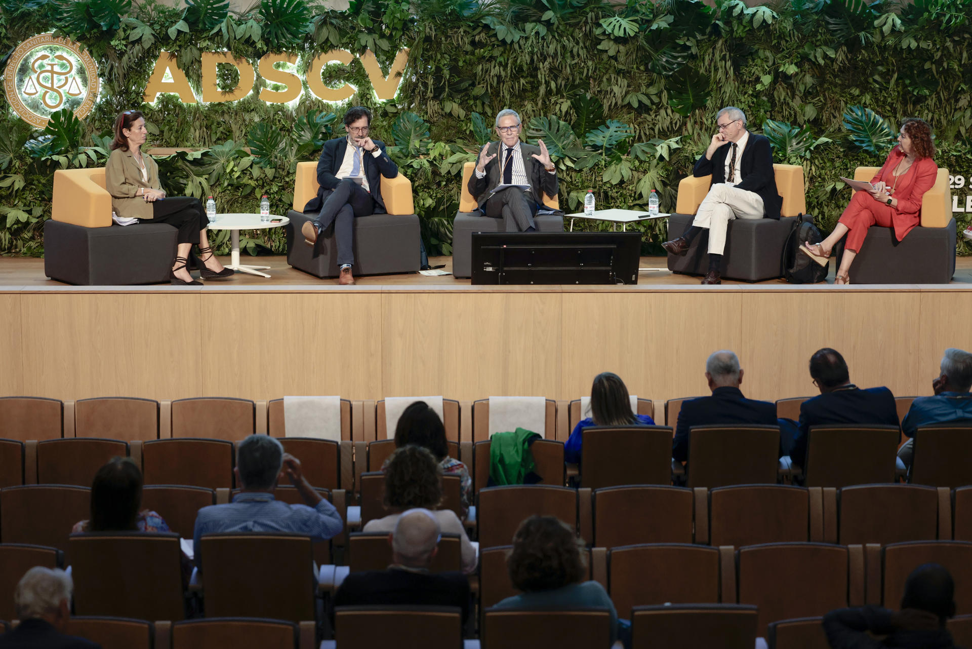 GRAFCVA6045. ALFARA DEL PATRIARCA (VALENCIA), 29/09/2023.- La segunda jornada del VI Congreso de la Asociación de Derecho Sanitario de la Comunitat Valenciana aborda aspectos como las necesidades para el efectivo cumplimiento del Plan europeo contra el cáncer y la reforma del sistema nacional de salud mediante un pacto social sanitario, y premia a la Fundación Valenciana Rei Jaume I. En la imagen, de dcha a izq, Maria Isabel Moya, Josep Maria Borrás, Ramon Reyes, César A.Rodriguez y Pilar NIcilás, durante el debate Plan Europeo contra el Cáncer :Necesidades para su efectivo cumplimieto.EFE/ Ana Escobar