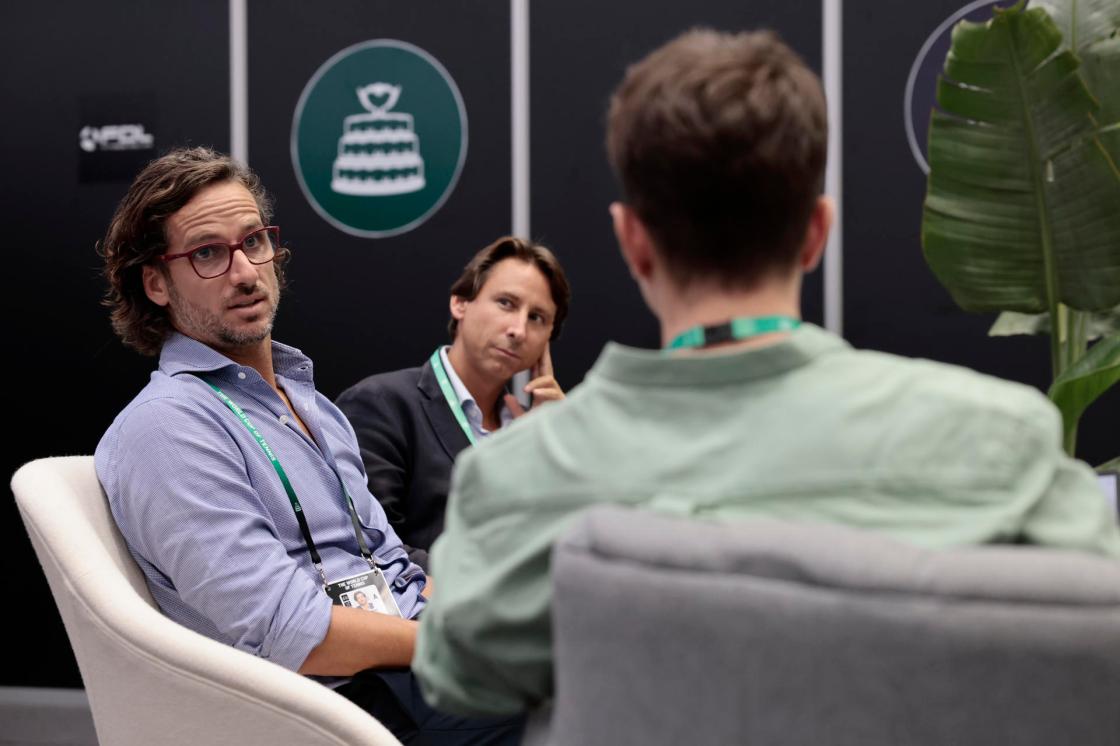 GRAFCVA5563. VALENCIA, 13/09/2023.-Feliciano López junto al responsable de marketing y comunicación de Lexus España Aurelio García. EFE/ Ana Escobar