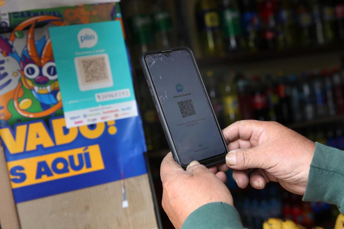 Un cliente escanea un código QR para realizar un pago. EFE/ Paolo Aguilar