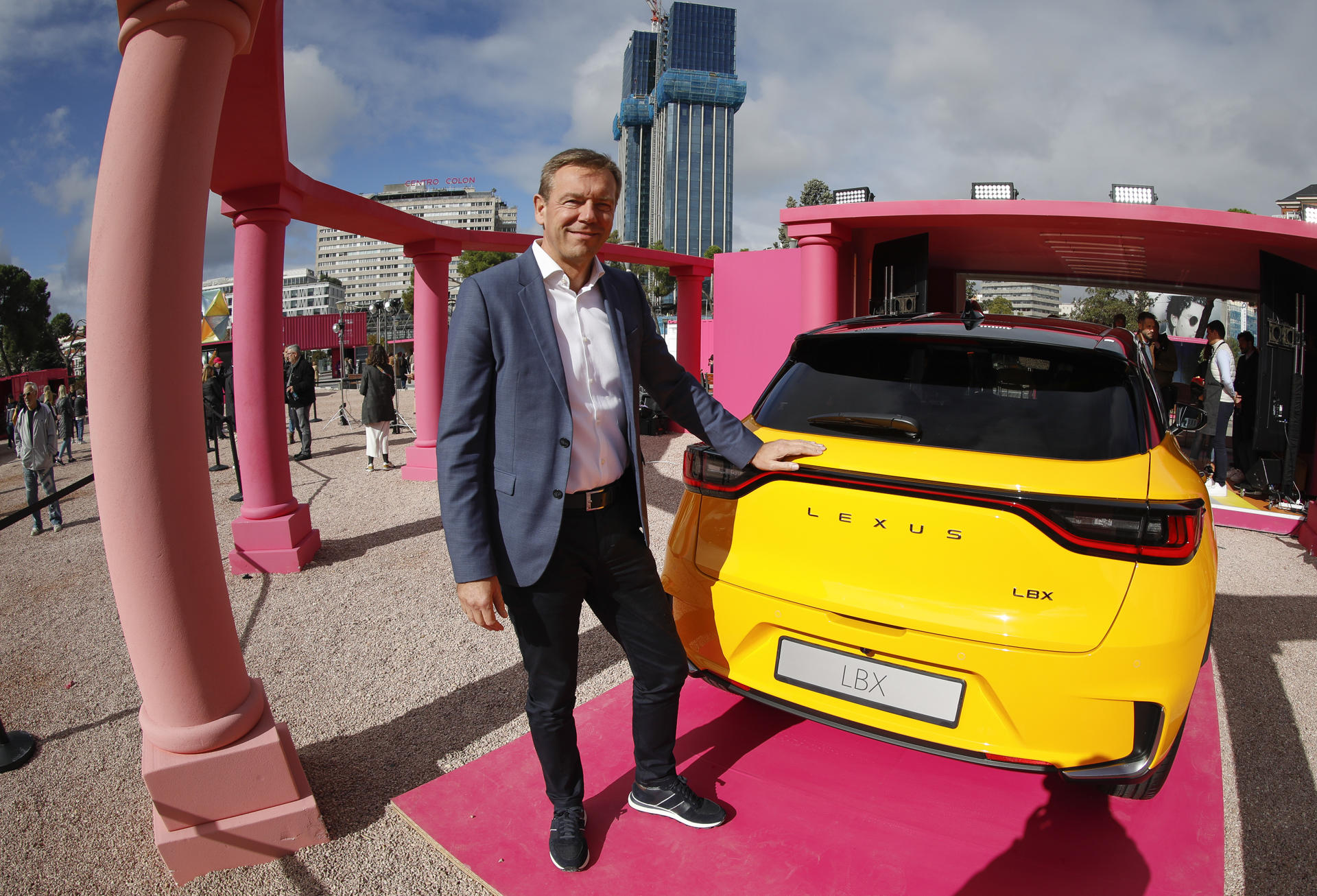 MADRID, 27/10/2023.-Pascal Rouch, vicepresidente de Lexus para Europa, posa junto al último modelo de la marca este viernes en la Plaza Colón en Madrid. EFE/David Fernández