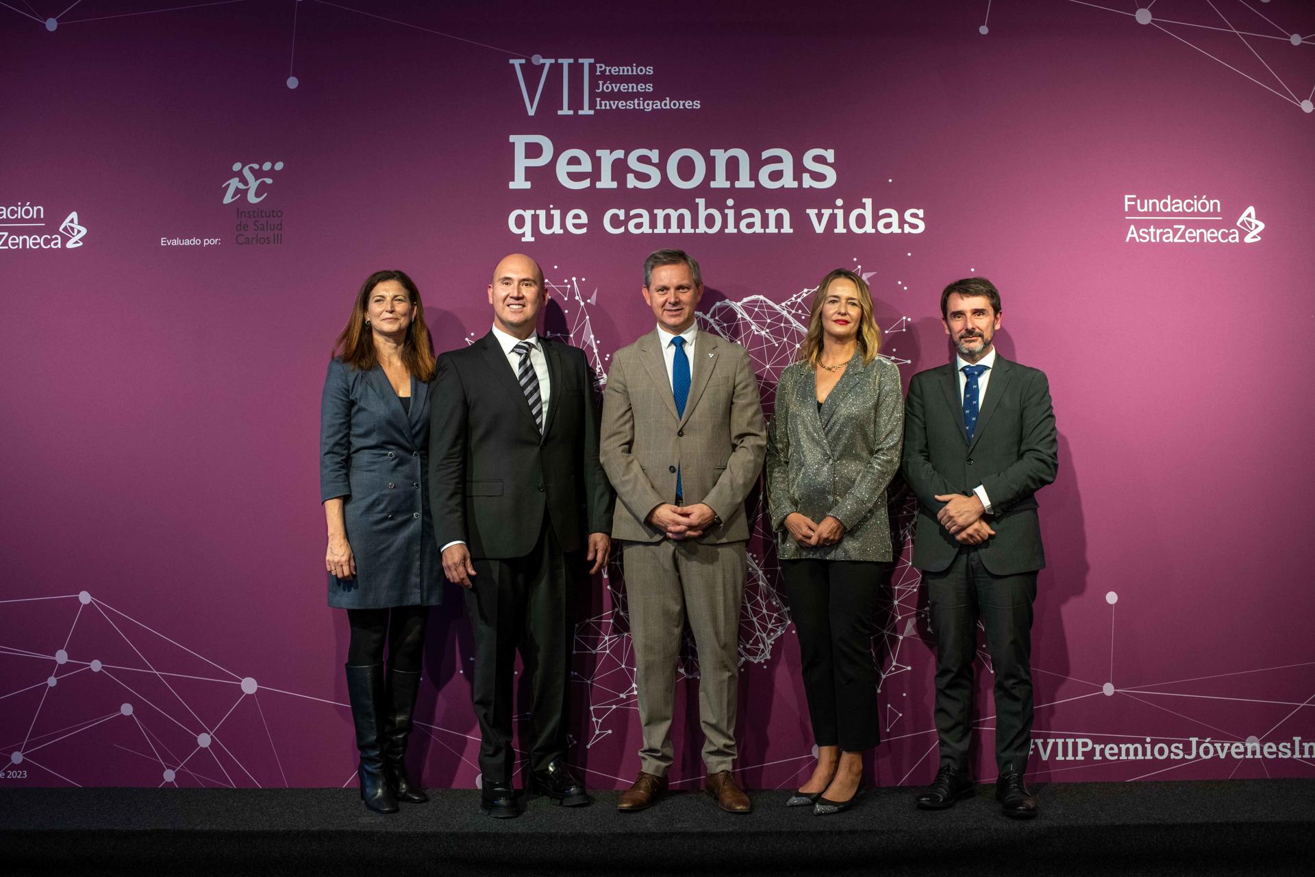 Foto familia de los VII Premios Jóvenes Investigadores Raquel Yotti, secretaria general de Investigación; Rick R. Suárez, presidente de la Fundación AstraZeneca y presidente de AstraZeneca España; José Manuel Miñones, ministro de Sanidad; Marta Moreno, vicepresidenta de la Fundación AstraZeneca y directora de Asuntos Corporativos y Acceso al Mercado en AstraZeneca y Cristóbal Belda, director general del Instituto de Salud Carlos III