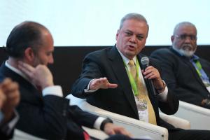 El presidente de la Cámara de Comercio de Bogotá (CCB), Ovidio Claros participa en el foro: Sostenibilidad y Digitalización: La base para la rentabilidad de las empresas del futuro, en Lima (Perú). EFE/Paolo Aguilar
