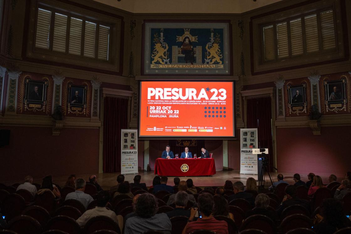 MADRID, 10/10/2023.- (De izq a der) El director de El Hueco y Presura, Joaquín Alcalde Sánchez; el consejero cohesión del Gobierno Navarra, Óscar Chivite, y el presidente de la Fundación Caja Navarra, José Angel Andrés, durante la presentación de la 7ª edición de Presura-Feria Nacional para la Repoblación de la España Rural, que se celebrará del 20 al 22 de octubre en Pamplona, este martes en el Ateneo de Madrid. EFE/ Daniel González
