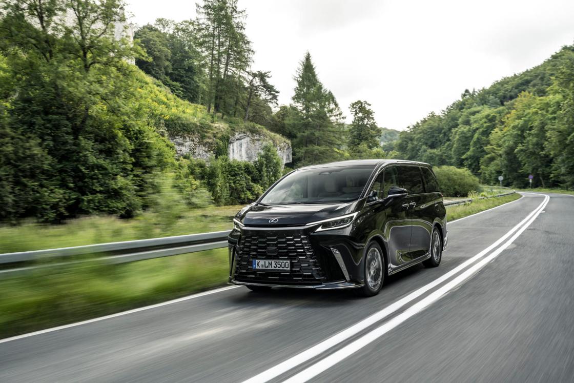 Cracovia, 3 sep (EFE).- Pasar de la experiencia en la conducción al confort exclusivo de los ocupantes es el reto con el que Lexus ha lanzado el nuevo LM 350h, una miniván híbrida cuyas primeras unidades llegarán a España a finales de octubre y con la que la marca de automóviles se adentra en el sector del transporte de lujo en Europa priorizando la comodidad de los pasajeros./Uso editorial