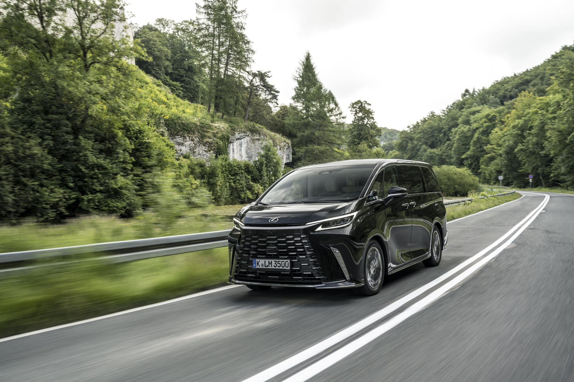 Cracovia, 3 sep (EFE).- Pasar de la experiencia en la conducción al confort exclusivo de los ocupantes es el reto con el que Lexus ha lanzado el nuevo LM 350h, una miniván híbrida cuyas primeras unidades llegarán a España a finales de octubre y con la que la marca de automóviles se adentra en el sector del transporte de lujo en Europa priorizando la comodidad de los pasajeros./Uso editorial