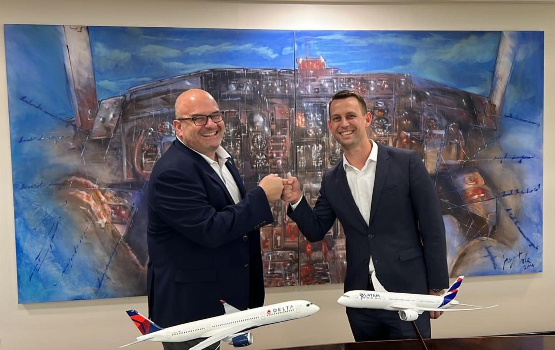 Fotografía cedida por Delta Air lines donde se observa al vicepresidente comercial de Latam Airlines Group, Martin St. George (i) y el vicepresidente para América Latina de Delta Air Lines, Alex Antilla durante la toma de una fotografía, en Santiago (Chile). EFE/ Delta Air lines