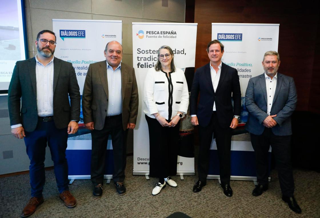 MADRID, 31/10/2023.- De izquierda a derecha, Iván López van der Veen, presidente del Consejo Consultivo de Flota de Larga Distancia; Jose María Gallart, presidente de la Federación Andaluza de Asociaciones pesqueras; Laura Cristóbal, directora de Efeagro; Javier Garat, presidente de "Pesca España" y Agustín Mayans, director General de la empresa de tecnología pesquera Simrad, participan en el evento de Diálogos Efeagro "La Huella Positiva. Mitos y Realidades del arte de arrastre" en Madrid este martes. EFE/David Fernández