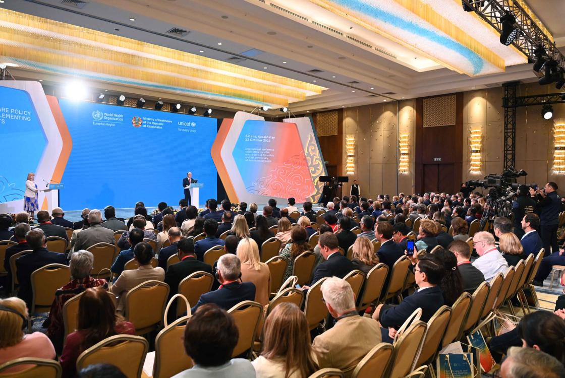 ASTANÁ (KAZAJISTÁN), 23/10/2023.- El presidente de Kazajistán, Kasim-Yomart Tokáyev, durante la inauguración de una conferencia internacional de la OMS para conmemorar el 45º aniversario de la declaración de Alma-Ata y el 5º aniversario de las declaración de Astana. El lider kazajo propuso, con el apoyo de la OMS, la creación de una coalición de países para promover los principios de prevención y atención sanitaria, y elaborar recomendaciones conjuntas para el desarrollo de la atención primaria, hoy en Astana (Kazajistán). EFE/Akorda/SÓLO USO EDITORIAL / SÓLO DISPONIBLE PARA ILUSTRAR LA NOTICIA QUE ACOMPAÑA (CRÉDITO OBLIGATORIO) 