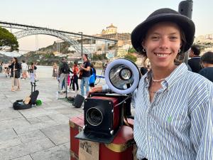 Una joven fotógrafa ucraniana se gana la vida tomando fotos a turistas en la zona de la ribera del Duero de la ciudad de Oporto (Portugal). EFE