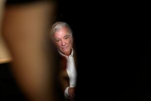 MADRID, 27/10/2023.- Eduardo Campoy, productor de "La niña de tus ojos", "El perro del hortelano" o "La teta y la luna" y que en diciembre recibirá la Medalla de Oro de los Premios Forqué por su trayectoria, asegura que el cine español es el que ha salido peor parado de la pandemia. "Hemos malacostumbrado al público a que el cine español lo puede ver en casa, como ve las series", ha dicho en una entrevista con EFE en la que ha resaltado que el cambio de condiciones del mercado tras el covid-19 ha hecho que los espectadores solo vayan a las salas "a ver el evento".- EFE/ Borja Sanchez-trillo