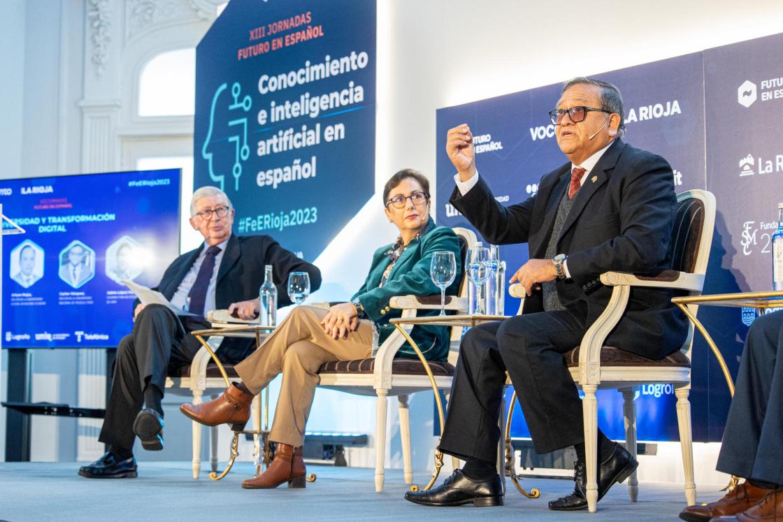LOGROÑO 26/10/2023.- El rector de la Universidad Nacional de Trujillo, Perú, Carlos Vásquez (d); la vicerrectora de Estudiantes de Unir, Adela López Martín(c), en su intervención en la mesa redonda "Universidad y Transformación Digital", moderada por el presidente de la UNIR, Rafael Puyol (i), celebrada este jueves en Logroño, dentro de las Jornadas "El Futuro del Español", organizadas por el Grupo Vocento y diario La Rioja.-EFE/ Raquel Manzanares