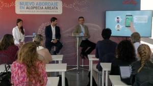 La psicóloga adjunta del Servicio de Dermatología del Hospital de la Santa Cruz y San Pablo en Barcelona, Sandra Ros (i), el dermatólogo y presidente del Grupo Español de Tricología de la Academia Española de Dermatología y Venereología (AEDV), Sergio Vañó Galván (c) y el director médico de Lilly España, José Antonio Sacristán (d), en el evento de presentación del nuevo tratamiento contra la alopecia areata.