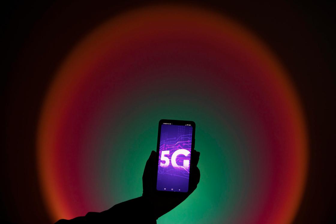 Fotografía de archivo fechada el 6 de julio de 2022 que muestra a persona que sostiene un celular con una imagen de la tecnología 5G. EFE/ Joédson Alves /ARCHIVO