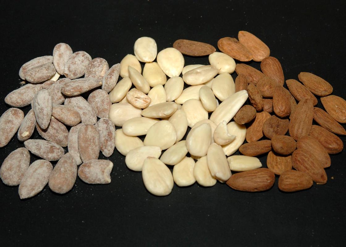 El consumo de almendras como "snack" o aperitivo puede ser un aliado para el control de peso, lo que además deriva en beneficios de salud cardiovascular en los adultos, concluyeron dos nuevos estudios financiados por la Almond Board of California, organización dedicada a promover las almendras californianas tanto a través de esfuerzos de comercialización, financiamiento y promoción de estudios. EFE/Paco Torrente