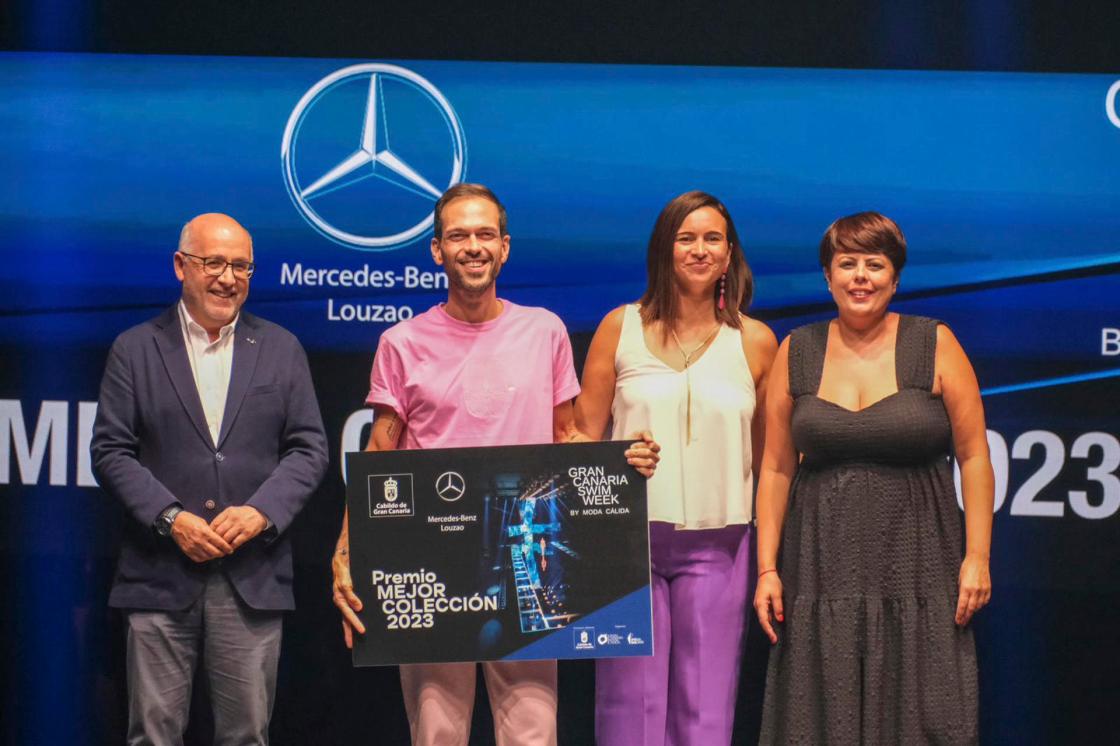 LAS PALMAS DE GRAN CANARIA, 08/10/2023.- Arcadio Domínguez (2i), con su premio a la Mejor Colección 2023, en la Semana de la Moda de Baño de Gran Canaria-Moda Cálida. El Cabildo de la isla  es el organizador del evento y Louzao Mercedes-Benz es el patrocinador del galardón. EFE/ Gran Canaria Swim Week By Moda Cálida / ***SOLO USO EDITORIAL/SOLO DISPONIBLE PARA ILUSTRAR LA NOTICIA QUE ACOMPAÑA (CRÉDITO OBLIGATORIO)***