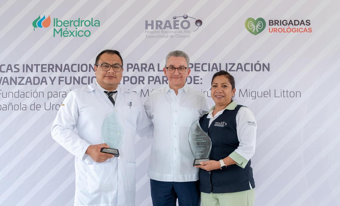 Fotografía sin fecha, cortesía de Iberdrola México, donde se observa al director de Renovables de Iberdrola México, Luis Estrada (c), acompañado del Dr. Rolando Vladimir Jiménez (i) y de la enfermera Natalia Cruz Allende(d), miembros de Brigadas Urológicas. EFE/Iberdrola México/SOLO USO EDITORIAL/SOLO DISPONIBLE PARA ILUSTRAR LA NOTICIA QUE ACOMPAÑA(CRÉDITO OBLIGATORIO)