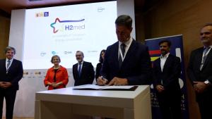 El director financiero de Open Grid Europe (OGE), Frank Reiners, durante la firma del nuevo corredor de hidrógeno H2Med