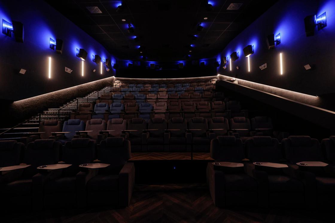 GRAFCVA6287. VALENCIA, 15/10/2023.- Ocine acaba de abrir en el centro comercial Aqua Multiespacio de València un nuevo concepto "premium" en sus diez salas, con 771 butacas, que ofrece una experiencia de lujo, con butacas reclinables, una "Sala urban" y la máxima calidad en la imagen y sonido. EFE/Manuel Bruque