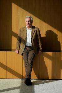 MADRID, 27/10/2023.- Eduardo Campoy, productor de "La niña de tus ojos", "El perro del hortelano" o "La teta y la luna" y que en diciembre recibirá la Medalla de Oro de los Premios Forqué por su trayectoria, asegura que el cine español es el que ha salido peor parado de la pandemia. "Hemos malacostumbrado al público a que el cine español lo puede ver en casa, como ve las series", ha dicho en una entrevista con EFE en la que ha resaltado que el cambio de condiciones del mercado tras el covid-19 ha hecho que los espectadores solo vayan a las salas "a ver el evento".- EFE/ Borja Sanchez-trillo