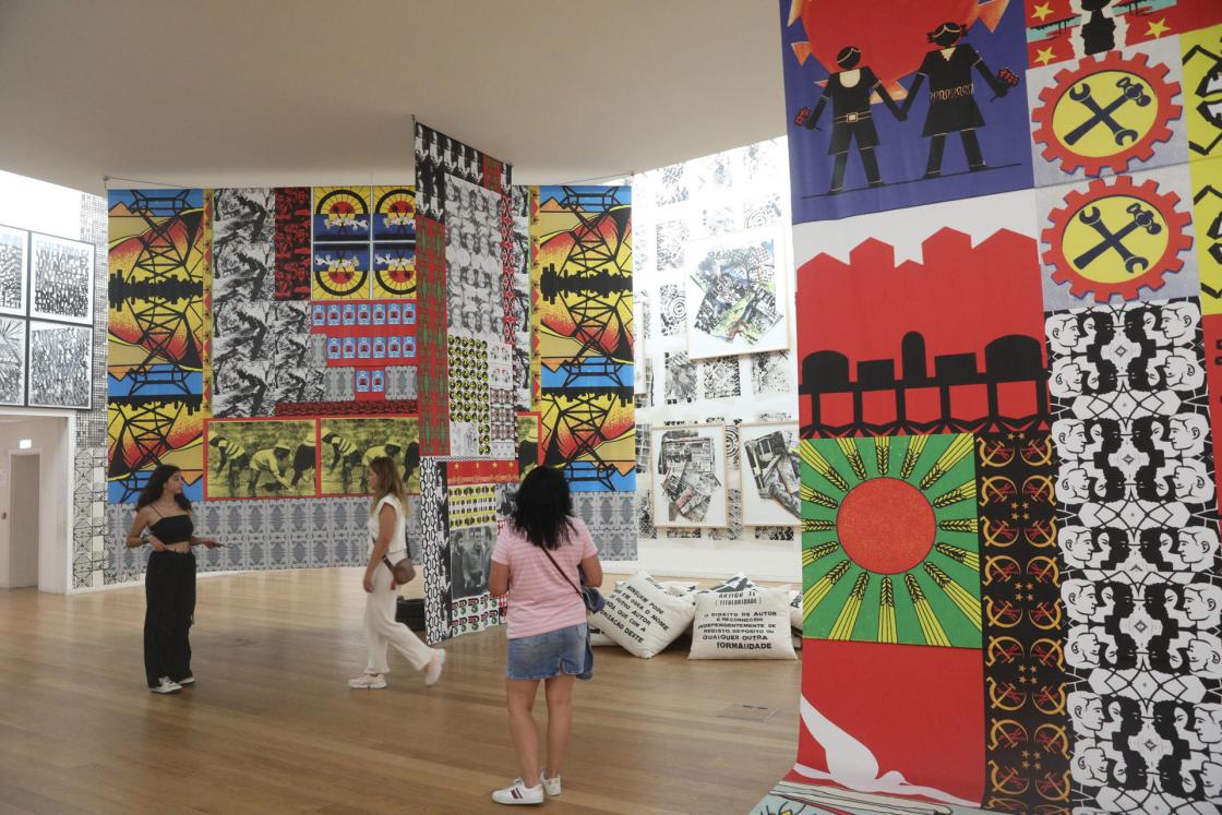 Turistas observasn las obras de arte contemporáneo que se exhiben en el museo de la Casa Serralves de Oporto (Portugal). EFE