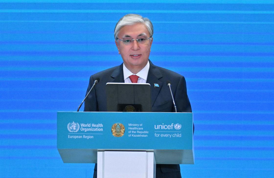ASTANÁ (KAZAJISTÁN), 23/10/2023.- El presidente de Kazajistán, Kasim-Yomart Tokáyev, durante la inauguración de una conferencia internacional de la OMS para conmemorar el 45º aniversario de la declaración de Alma-Ata y el 5º aniversario de las declaración de Astana. El lider kazajo propuso, con el apoyo de la OMS, la creación de una coalición de países para promover los principios de prevención y atención sanitaria, y elaborar recomendaciones conjuntas para el desarrollo de la atención primaria, hoy en Astana (Kazajistán). EFE/Akorda/SÓLO USO EDITORIAL / SÓLO DISPONIBLE PARA ILUSTRAR LA NOTICIA QUE ACOMPAÑA (CRÉDITO OBLIGATORIO) 