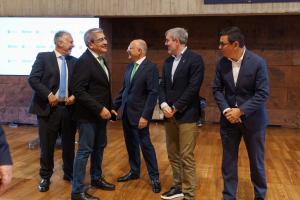 GRAFCAN9566. SANTA CRUZ DE TENERIFE (ESPAÑA), 27/10/2023.- La aerolínea Binter ha anunciado este viernes que operará en la ruta Canarias-Madrid con cuatro vuelos al día, ida y vuelta, desde Tenerife y Gran Canaria durante todos los días de la semana a partir del 1 de febrero. En la imagen, el presidente de la compañía, Rodolfo Núñez (3i); el presidente de Canarias, Fernando Clavijo (2d); su antecesor, Ángel Víctor Torres (1i); el consejero de Transportes, Pablo Rodríguez (1d); y el exconsejero de Hacienda, Román Rodríguez (2i), durante la presentación de la ruta en la sede de la Presidencia del Gobierno de Canarias. EFE/Ramón de la Rocha