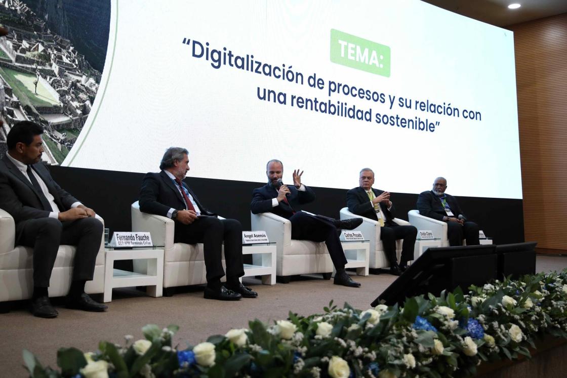 El presidente de la Cámara de Comercio de Bogotá (CCB), Ovidio Claros (2-d), participa en el foro: Sostenibilidad y Digitalización: La base para la rentabilidad de las empresas del futuro, en Lima (Perú). EFE/Paolo Aguilar
