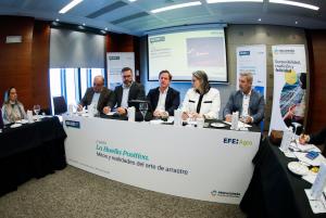 MADRID, 31/10/2023.- De izquierda a derecha Jose Mara Gallart, presidente de la Federación Andaluza de Asociaciones pesqueras; Iván López van der Veen, presidente del Consejo Consultivo de Flota de Larga Distancia; Javier Garat, presidente de "Pesca España"; Laura Cristóbal, directora de Efeagro y Agustín Mayans, director General de la empresa de tecnología pesquera Simrad, participan en el evento de Diálogos Efeagro "La Huella Positiva. Mitos y Realidades del arte de arrastre" en Madrid este martes. EFE/David Fernández