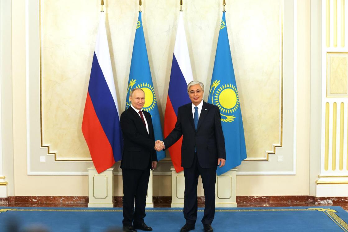 Astana (Kazakhstan), 08/11/2023.- Russian President Vladimir Putin (L) and Kazakh President Kassym-Jomart Tokayev shake hands during a meeting at the Akorda presidential residence in Astana, Kazakhstan,09 November 2023. Vladimir Putin is one day official visit to Kazakhstan. (Kazajstán, Rusia) EFE/EPA/KONSTANTIN ZAVRAZHIN /SPUTNIK/KREMLIN POOL / POOL MANDATORY CREDIT