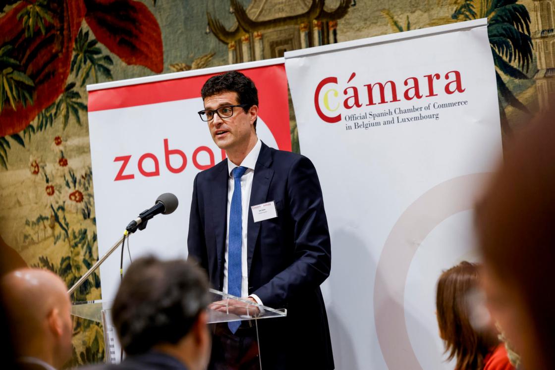 Hijo y actual CEO de la consultora Zabala Innovation, Erik Zabala, durante la ceremonia de la XI edición del premio Empresa del Año 2023 en Bruselas. EFE/Imagen cedida por la Cámara de Comercio de España en Bélgica y Luxemburgo.