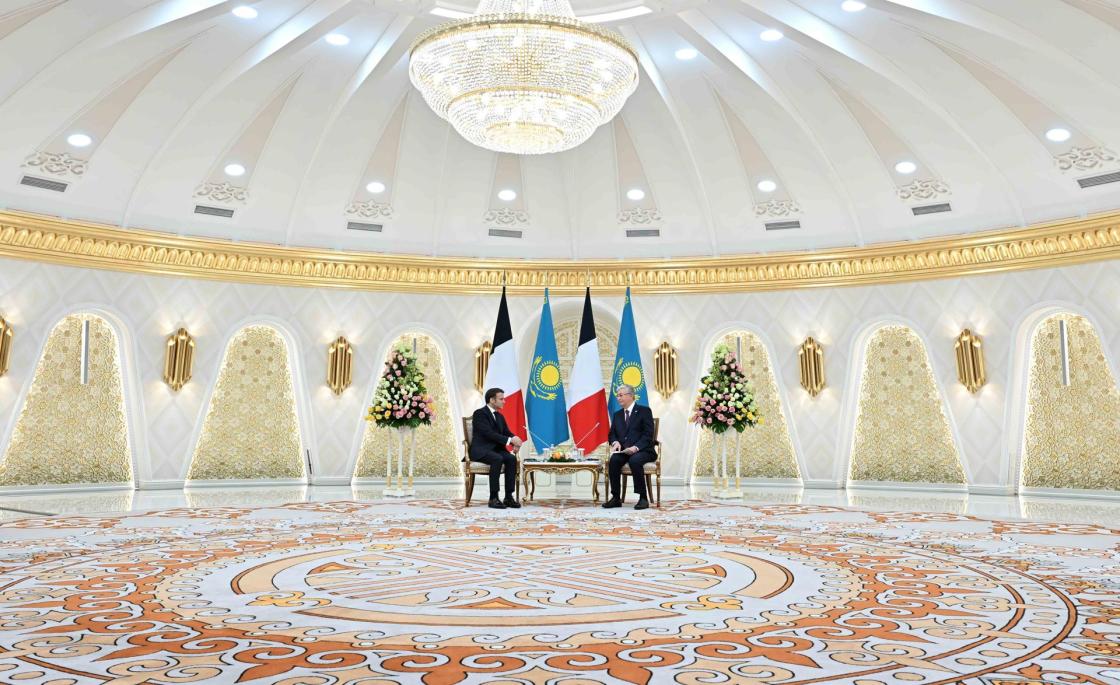 Astana (Kazakhstan), 01/11/2023.- A handout photo made available by Kazakhstan President Press Service shows Kazakhstan's President Kassym-Jomart Tokayev (R) and France's President Emmanuel Macron (L) during their meeting in Astana, Kazakhstan, 01 November 2023. French President Emmanuel Macron pays an official visit to Kazakhstan on November 1, and Uzbekistan on November 2. Issues of strengthening trade, economic, investment and energy cooperation and transport will be discussed in Astana and Tashkent. And the main issue will be negotiations on uranium supplies to France. EFE/EPA/KAZAKHSTAN PRESIDENT PRESS SERVICE / HANDOUT HANDOUT EDITORIAL USE ONLY/NO SALES HANDOUT EDITORIAL USE ONLY/NO SALES 