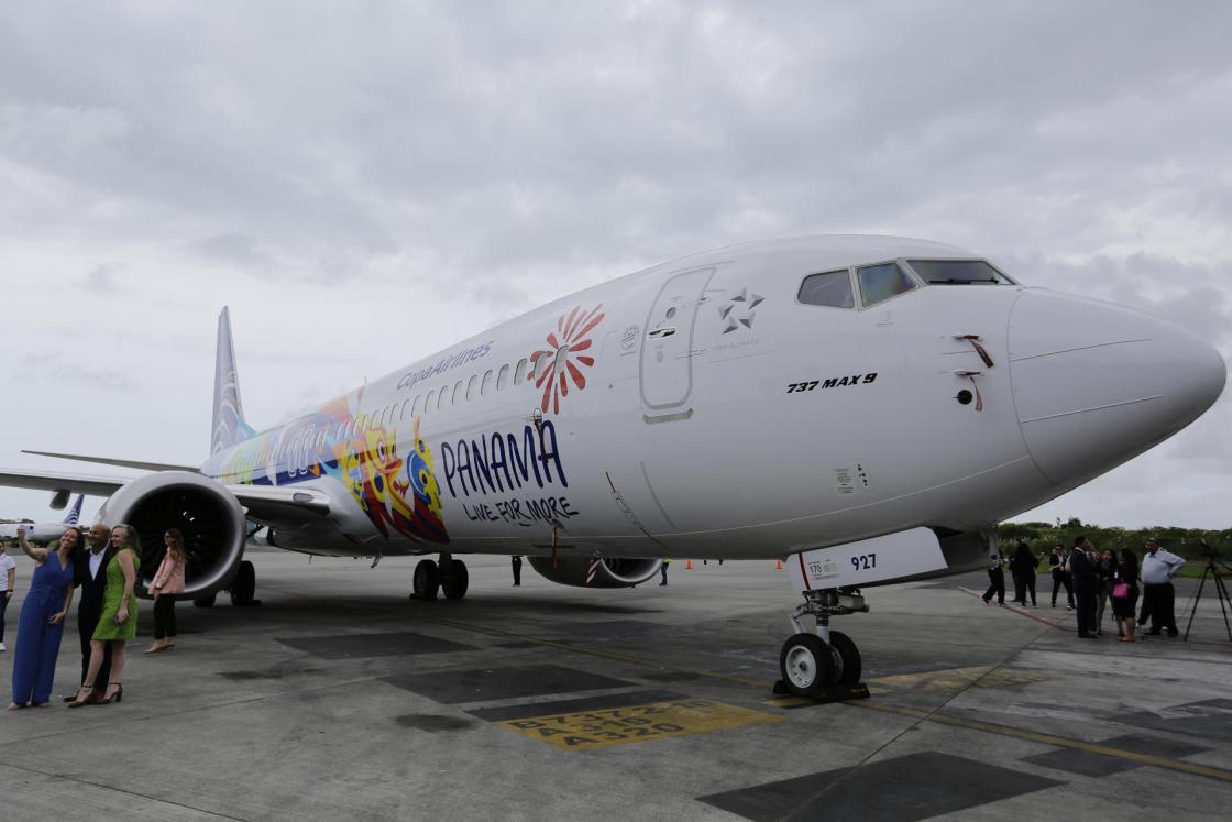 Fotografía de un avión Boeing 737- MAX9 con un diseño especial de ilustraciones que ensalzan las "maravillas" de Panamá, como su biodiversidad y raíces culturales, presentado hoy por la aerolínea panameña Copa Airlines, junto con el Fondo de Promoción Turística (PROMTUR), en Ciudad de Panamá (Panamá). EFE/ Carlos Lemos 