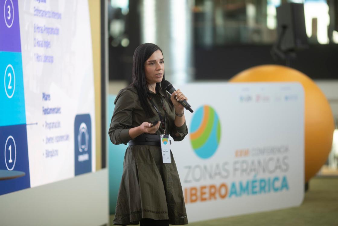 BARCELONA, 08/11/2023.- La gerente general de la Zona Franca Santander (Colombia), Andrea Serrano, durante su participación en la XXVI Conferencia de las Zonas Francas de Iberoamérica, que se celebra entre el 8 y el 10 de noviembre en la capital catalana, un encuentro para proyectar nuevos horizontes en el sector. EFE/Marta Pérez