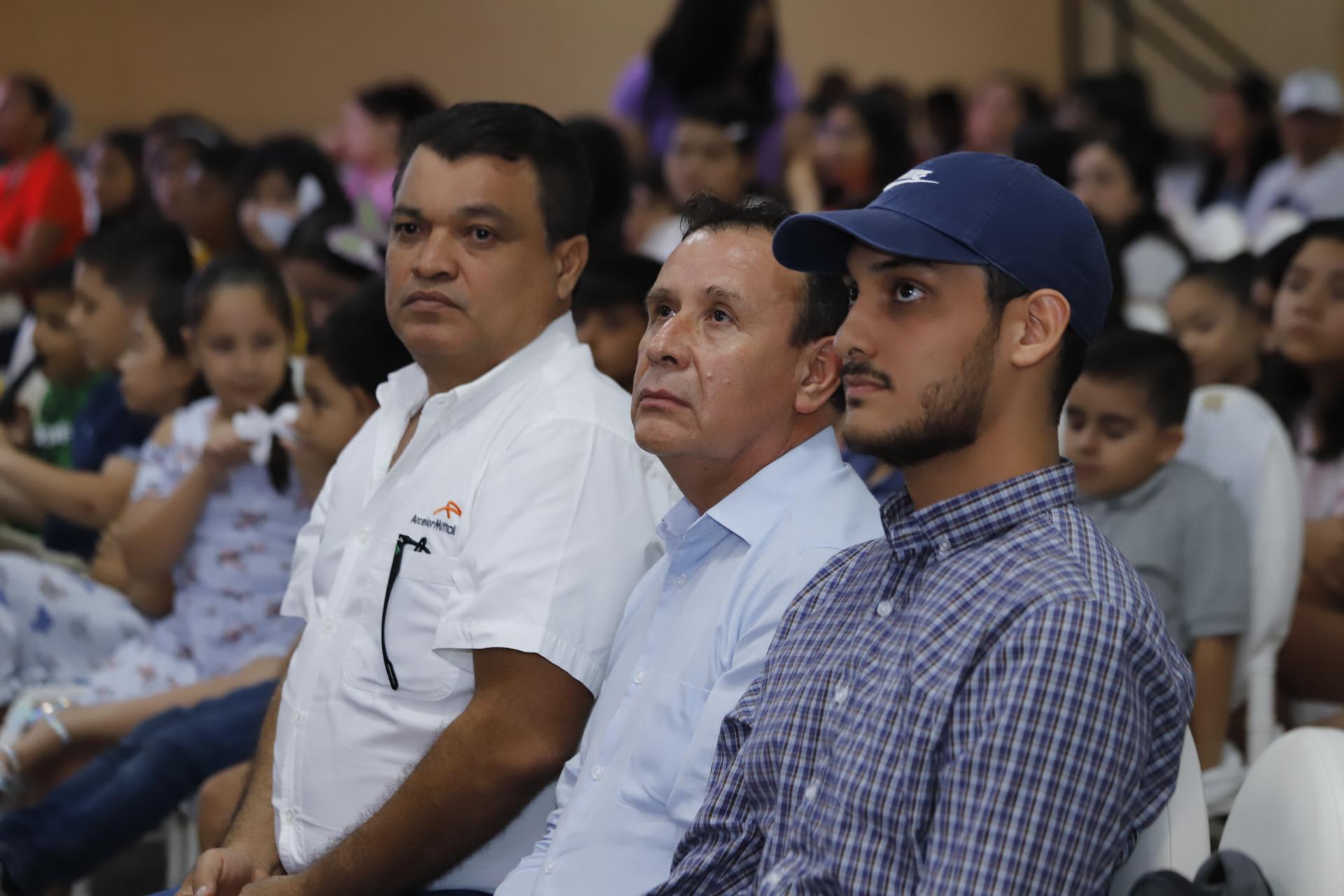 La empresa entregó 633 becas a estudiantes destacados de distintos niveles académicos en Lázaro Cárdenas, Michoacán. SOLO USO EDITORIAL /EFE