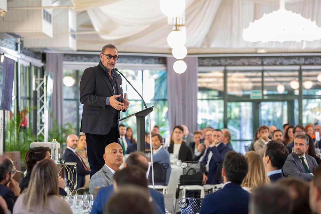 MÁLAGA (ANDALUCÍA), 22/11/2023.- El periodista Carlos Herrera interviene en el almuerzo empresarial organizado por el Círculo Empresarial de Málaga este miércoles, en la ciudad andaluza. Herrera cree que el nuevo Gobierno de Pedro Sánchez "va a durar mínimo tres años", ya que está aupado por "borrachos que se sostienen unos a otros", ha dicho en alusión a los grupos parlamentarios que han facilitado la investidura, entre ellos los independentistas vascos y catalanes. EFE/ Daniel Pérez