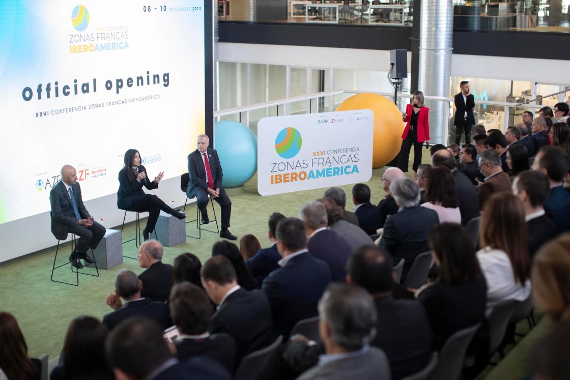 GRAFCAT6099. BARCELONA, 08/11/2023.- El presidente del World Free Zone Organization (WFZO), Mohammed Al Zarooni; la presidenta de la Asociación de Zonas Francas de las Américas (AZFA), Claudia Pellerano y el delegado especial del Estado en el Consorci de la Zona Franca de Barcelona (CZFB), Pere Navarro (d), en la apertura de la XXVI Conferencia de las Zonas Francas de Iberoamérica, que se celebra entre el 8 y el 10 de noviembre en la capital catalana, un encuentro para proyectar nuevos horizontes en el sector. EFE/Marta Pérez