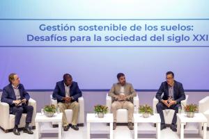 GRAFCVA6911. VALENCIA, 24/11/2023.- El suelo como núcleo de una agricultura sostenible, los microorganismos eficientes para la agricultura y la incidencia de las cubiertas vegetales en la salud y calidad del suelo se analizan en la última jornada del II Encuentro Internacional Renowagro.En la imagen, de I a D, Emilio Gonzalez, Davie Kadyampakeni, Aurelio Scavo y Kamel Gargouri durante el coloquio "La incidencia de las cubiertas vegetales en la salud y calidad del suelo". EFE/ Ana Escobar