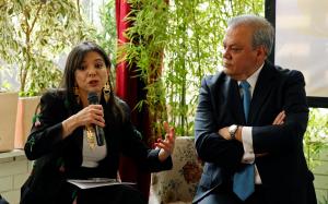 La gerente de plataformas, María Paz Gaviria y el presidente de la Cámara de Comercio de Bogotá, Ovidio Claros, participan hoy en la presentación de la feria ARTBO en Bogotá (Colombia). EFE/Mauricio Dueñas Castañeda
