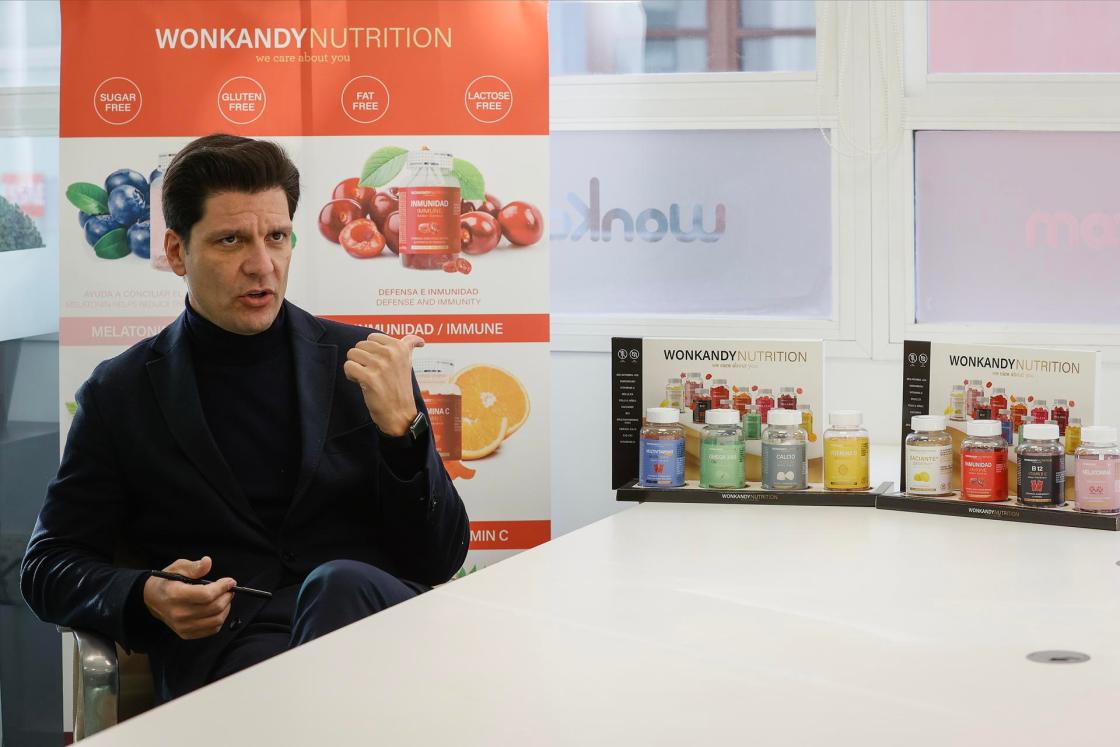 GRAFAND6884. SEVILLA, 24/11/2023.- Entrevista al director general de Wonkandy, Andrés Pérez Valseca, una empresa sevillana dedicada a la fabricación de golosinas, que lleva funcionando desde hace diez años y exporta el 70 por ciento de su producción a otros países, la mitad a Estados Unidos, está intentado introducir en España el concepto de productos "funcionales", enfocados al cuidado de la salud. EFE / José Manuel Vidal