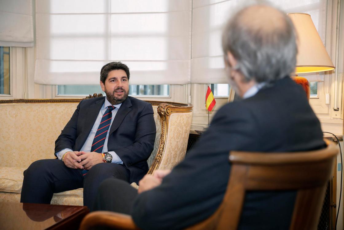 BRUSELAS (BÉLGICA), 29/11/2023.- El presidente de la región de Murcia Fernando López Miras (i) se reúne con embajador de España en bélgica, Alberto Antón Cortés, este miércoles en Bruselas. EFE/ Pablo Garrigos