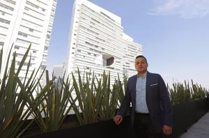 El oncólogo Camilo Moreno, habla el 21 de noviembre de 2023, durante una entrevista con EFE, en la Ciudad de México (México). EFE/Alex Cruz