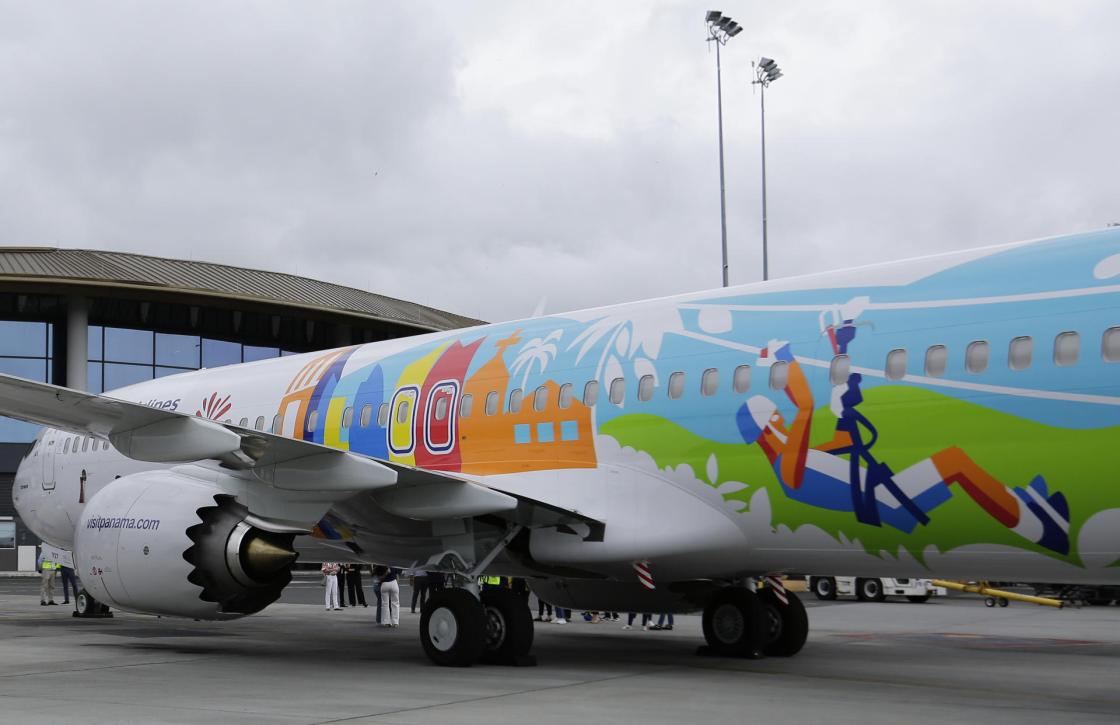 Fotografía de un avión Boeing 737- MAX9 con un diseño especial de ilustraciones que ensalzan las "maravillas" de Panamá, como su biodiversidad y raíces culturales, presentado hoy por la aerolínea panameña Copa Airlines, junto con el Fondo de Promoción Turística (PROMTUR), en Ciudad de Panamá (Panamá). EFE/ Carlos Lemos 