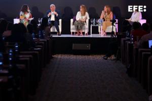 De izq a der. Ana Inés Álvarez, Directora Ejecutiva de la Fundación Avon Argentina, Alonso Verdugo, Chief Medical Officer de Microsoft para América Latina, Carmen Correa, Directora Ejecutiva de Pro Mujer Latam, Véronique Billia, Líder en Innovación estratégica para LINK Roche Latinoamérica y Laura Flamand, Coordinadora de la Red de Estudios sobre Desigualdades de El Colegio de México (Colmex), participa hoy del Roche Press Day en Ciudad de Panamá (Panamá). EFE/Gerardo Pesantez