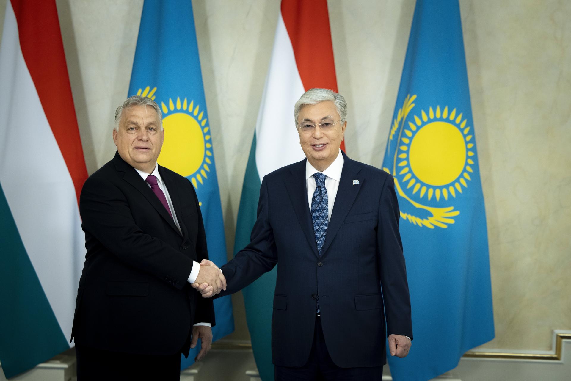 Astana (Kazakhstan), 02/11/2023.- A handout photo made available by the Hungarian PM's Press Office shows Hungarian Prime Minister Viktor Orban (L) and Kazakhstan President Kassym-Jomart Tokayev (R) shaking hands in Astana, Kazakhstan, 02 November 2023. EFE/EPA/ZOLTAN FISCHER / HANDOUT HANDOUT EDITORIAL USE ONLY/NO SALES HANDOUT EDITORIAL USE ONLY/NO SALES