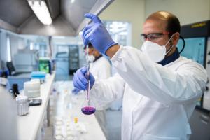 Fotografía cedida por Biogénesis Bagó donde se observa a un trabajador en sus labores en un labortatorio, en Argentina. EFE/ Biogénesis Bagó/ Kino Vobio