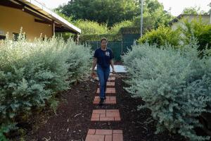La administradora del Centro de Atención a Personas Migrantes Karla Portillo muestra las instalaciones del centro, el 20 de noviembre, en La Unión (El Salvador). EFE/Rodrigo Sura