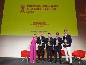 Ganadores de los Premios DHL Atlas 2022 y la moderadora del acto de entrega celebrado en la Real Fábrica de Tapices de Madrid. EFE/DHL/IMAGEN CEDIDA/CRÉDITO OBLIGATORIO