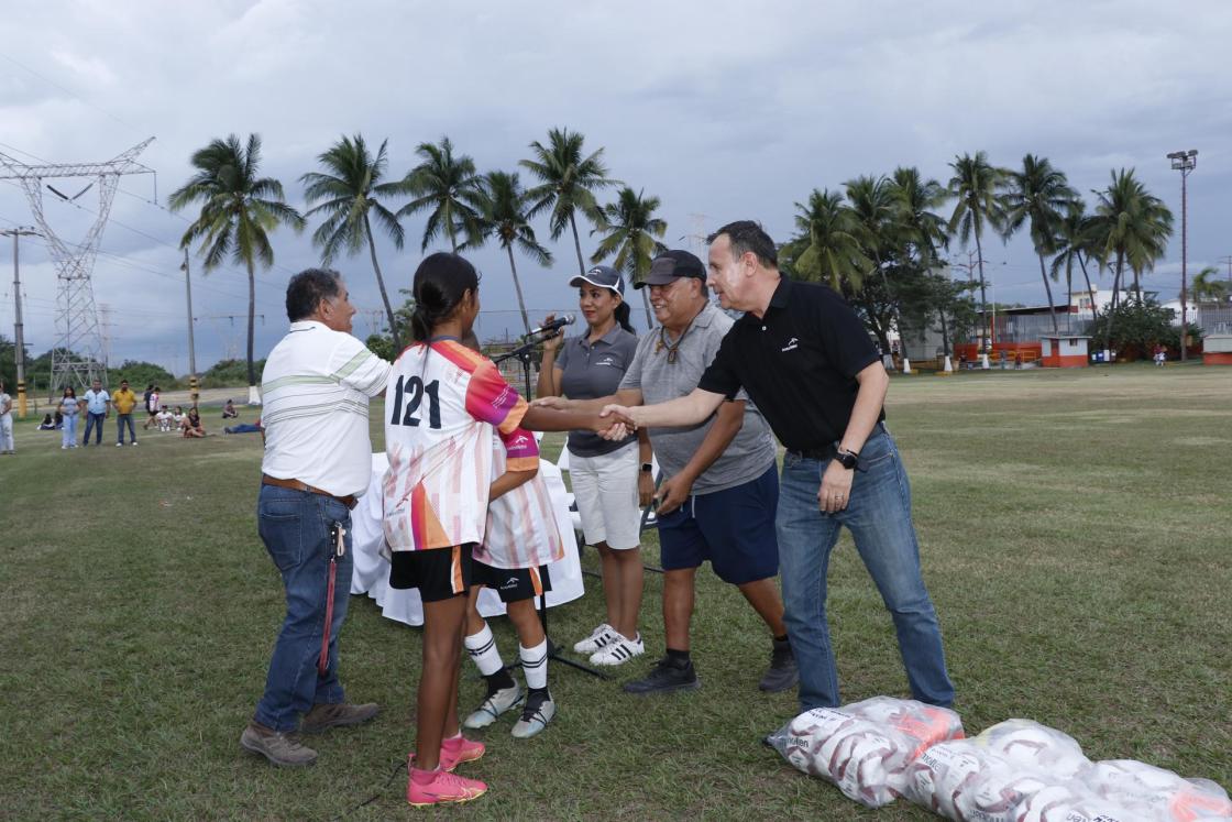 Representantes de ArcelorMittal México entregaron uniformes a cerca de 700 niñas, niños y adolescentes pertenecientes a 35 equipos. SOLO USO EDITORIAL / EFE 